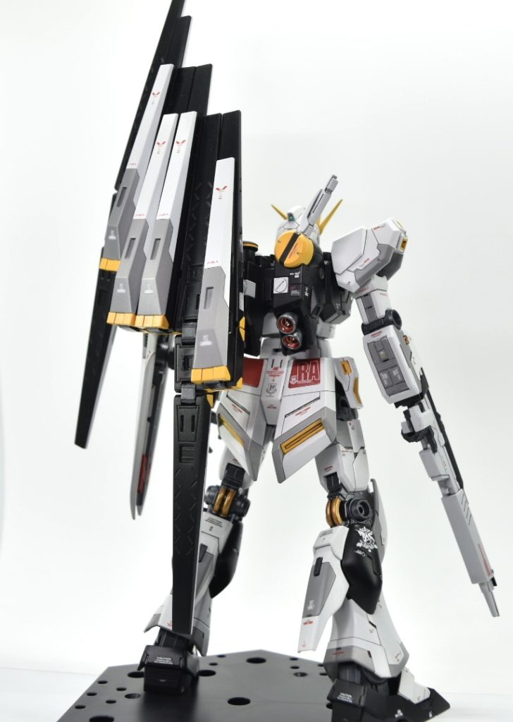 今回塗装の色分けはマスキングテープによるものですが、マスキングテープによる色分けは人生初だったのでドキドキでした、ですが大きな事故もなく比較的上手くいったかなと思います。いつも作ってるアーティファクトは基本筆で塗り分けるか、使ってもマスキングゾルですので、マスキングテープは苦手意識がありましたが、今回の経験でちょっとは克服出来た気がします。