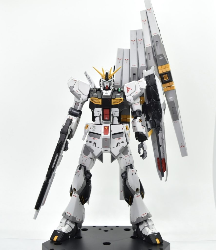 スタイル変更箇所・腰、前腕を延長。・脚の付け根の位置を変更(骨盤を広げる)。・首をプラ板にて太くしました。・コックピットハッチの幅増し。・首横の肩部分にプラ板でパーツを作って貼り、高さを出す事により頭部とのバランスをとりました。以上の変更により全体的にスタイルが良くなったかと思います。