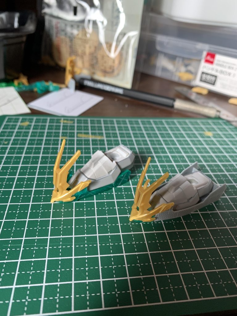 脚の武聖パーツに関してはサイズの違いが一番顕著に出ており、ほぼフルスクラッチです。左がノーマル武聖をBB387脚に履かせたもの。２／3程度のサイズです。