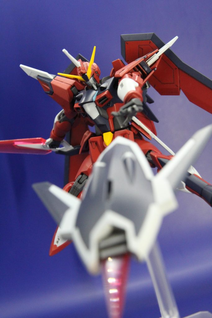 シールドは個人的に映画を観る前と後とでは印象が大きく異なる武装(? )で、使われ方次第でかっこよさが全然変わるものですね。ちなみにアンテナのV字の真ん中部分を制作中に無くし…プラバンとパテで自作するハメになりました(泣 )