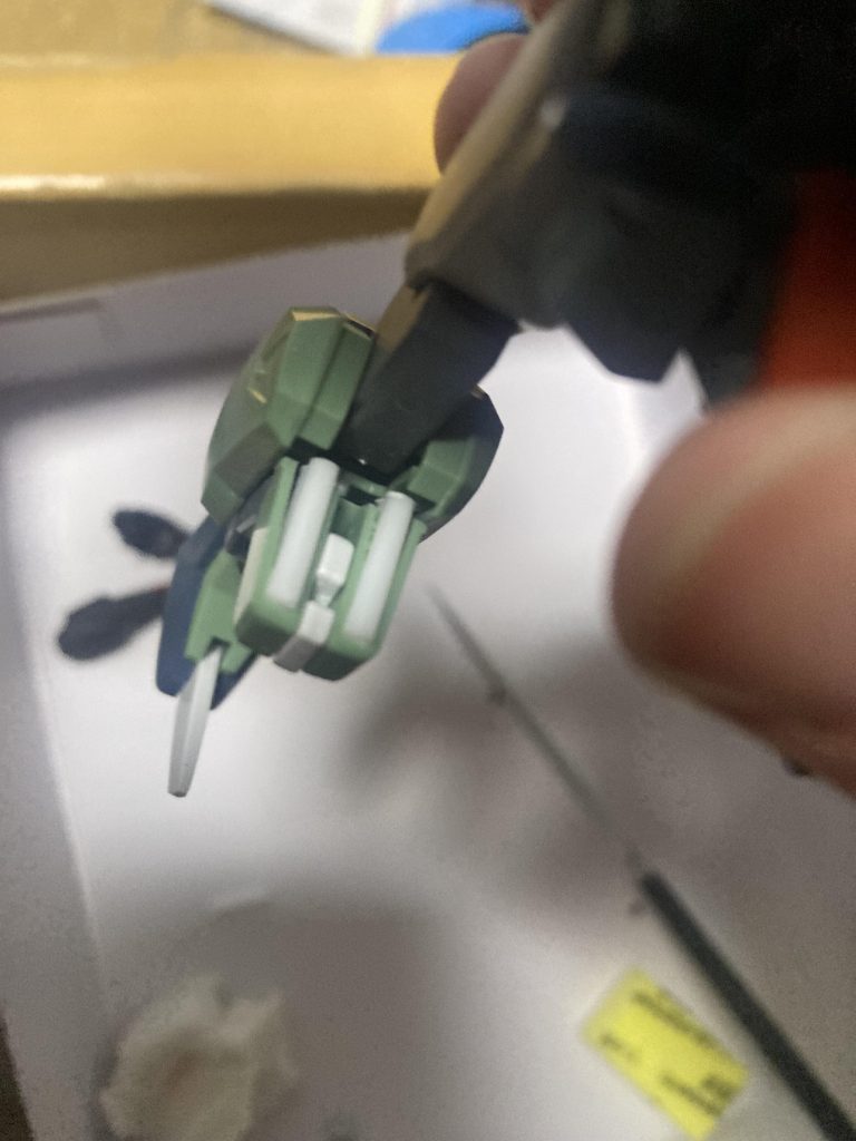 プラ板加工その2。カオスガンダムの肉抜き穴が目立つので、プラ板の丸棒を二つ切って中に納めていきます。動力パイプっぽくて可愛くなりました👍