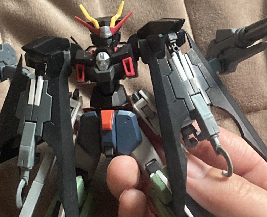 最後は中古で買ったダークハウンドの羽には肩付近パーツがついていなかったので、プラ板を入れて棒ヤスリで適切な大きさまで削りました。そんなこんなで今回のプラ板加工はそれなりにいい感じにできたかなーと思います！また次回もガンプラ改造に挑戦していきたいです。