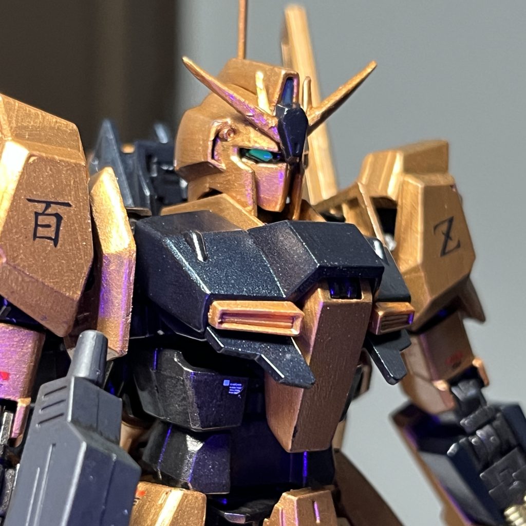 マスク部分はやすってますツインアイは蛍光塗料でビコーン再現両肩にはそれぞれの機体のデカールアンテナの筆ムラが酷すぎる…改善します