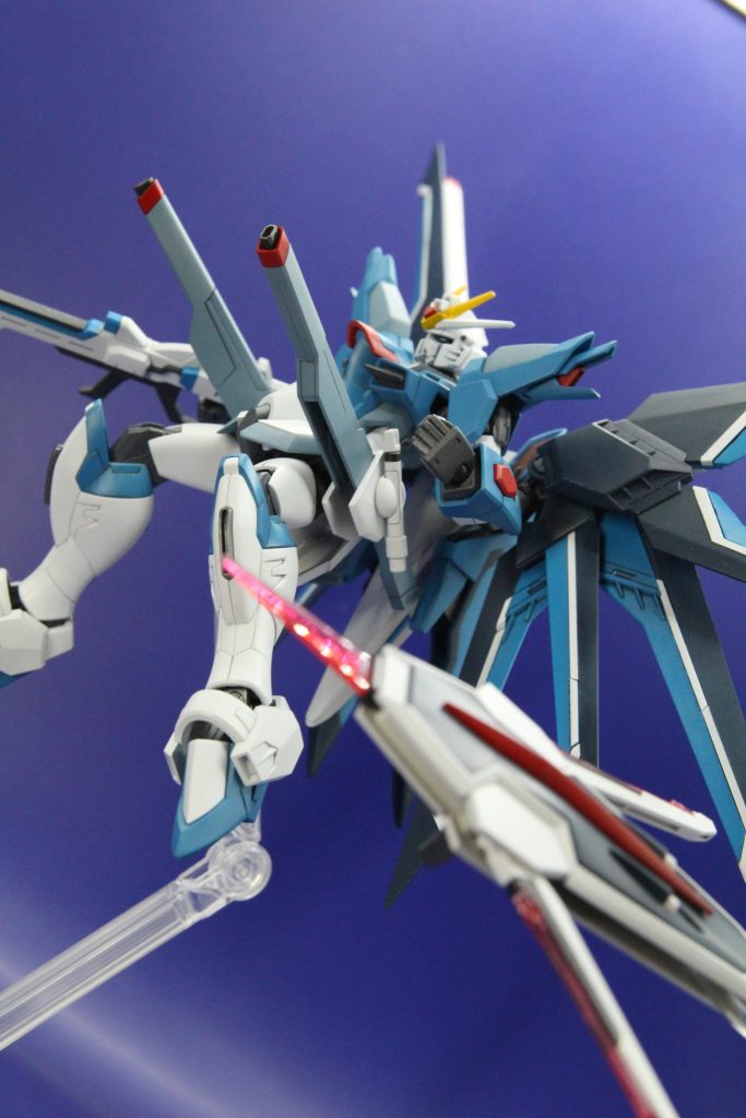 劇中、縦横無尽に飛び回るシールド。戦場で出会ったら絶対に相手したくないですね…。