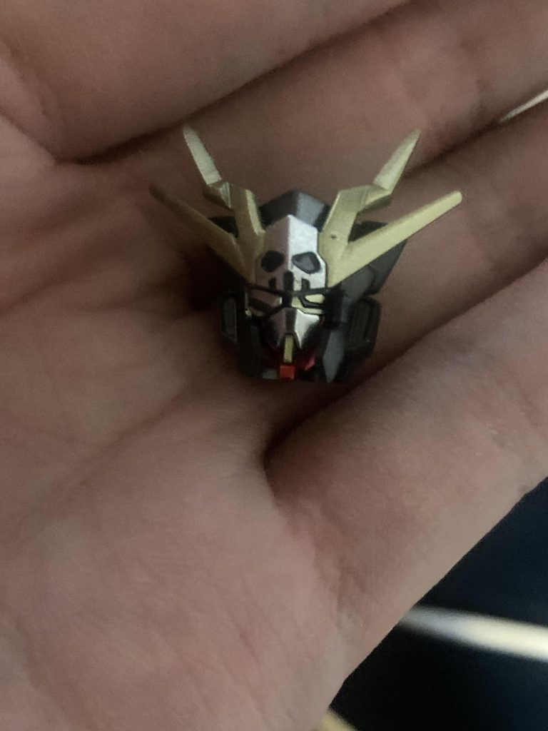 アンテナは余ったカオスガンダムの物をくっつけてからヤスリがけしています👍