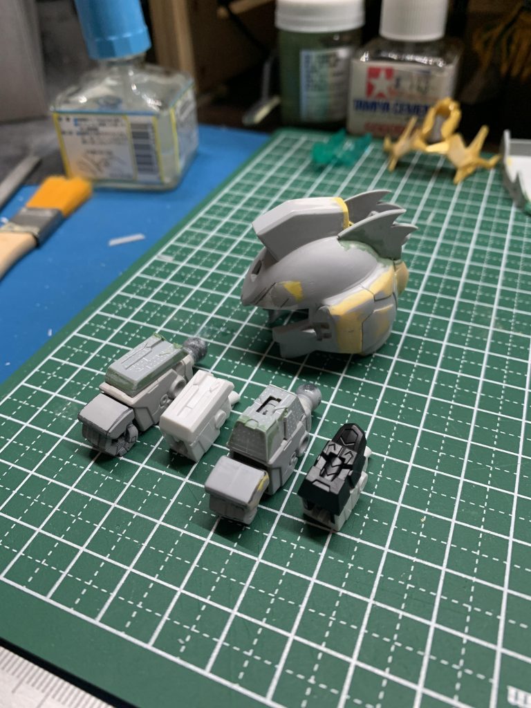 ここからはスクラッチ。後頭部飾りはパテを盛っては削り、堀り。腕部の飾りもサイズアップのためプラ板で両腕ともスクラッチです。