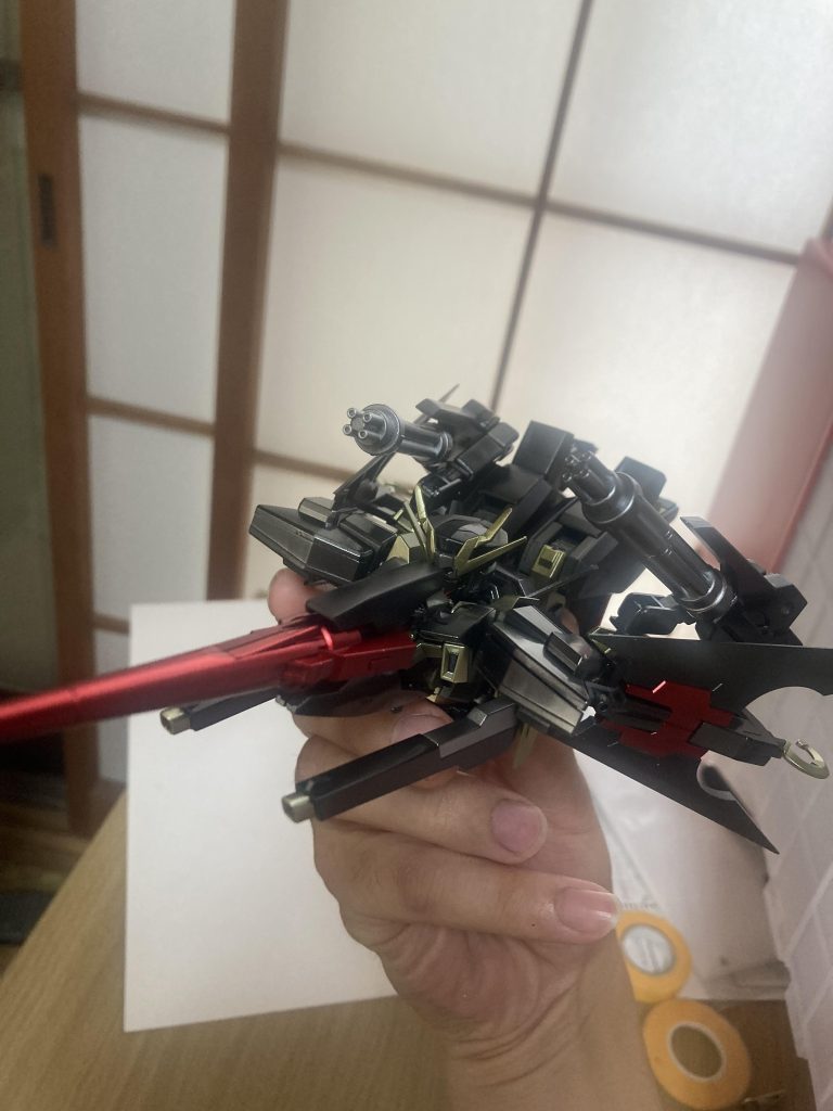 一応差し替えなしで完全変形できますが、塗装後は傷つけないように胴体を分割してから変形させています。足元がかわいいから写真撮っとけばよかったです笑