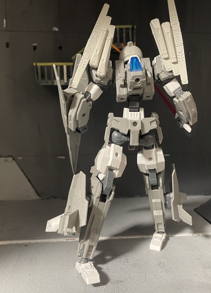 バック〜今回の題が俺のνガンダムということで、νガンダム組み立てたいな〜と思っていたんですが、逆襲のシャア感のない物をつくってました(zaku-kao4)