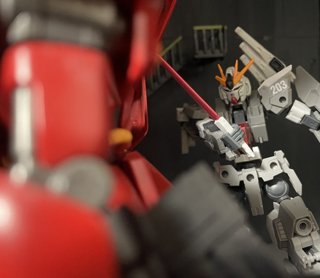 シャアと対峙してしまう量産型!シャアと量産型…この構図はジャブロー…