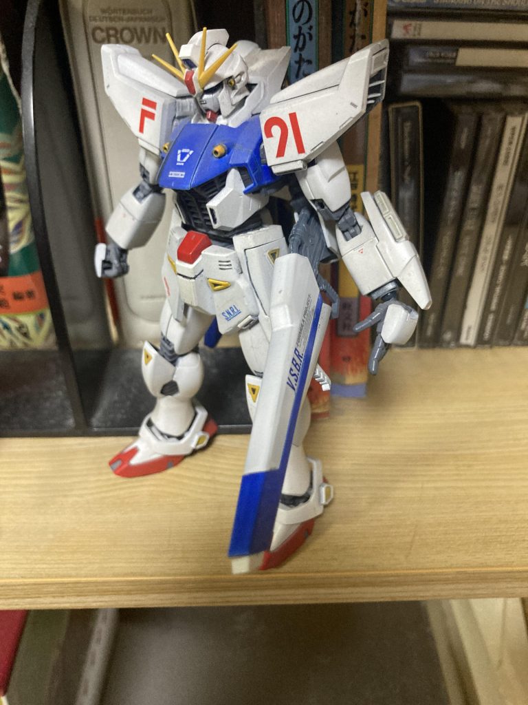 正直、制作は難しかったです。細かい上に強度もそこまでなくポロリに加え破損の数々…。何とか形を留めているという感じでしょうか。ただ、2.0と比べ、ヒーロー感というかカッコいい造形になっているので凄く好きなキットです。