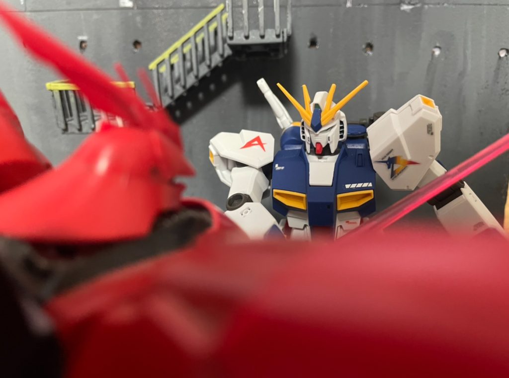 再びサザビーと敵対するνガンダム!