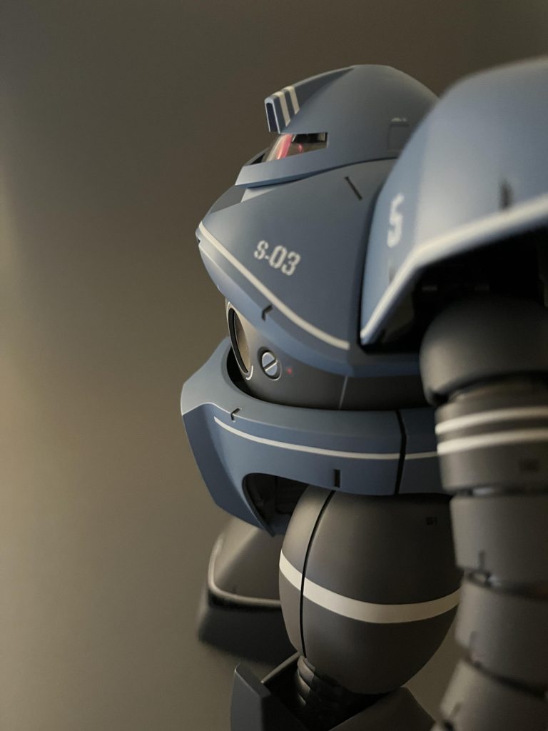 頭部から胸に至るフォルムが美しい