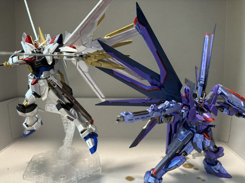 ライフリとのツーショットライフリのカラーもあって正義と悪の様な感じに。