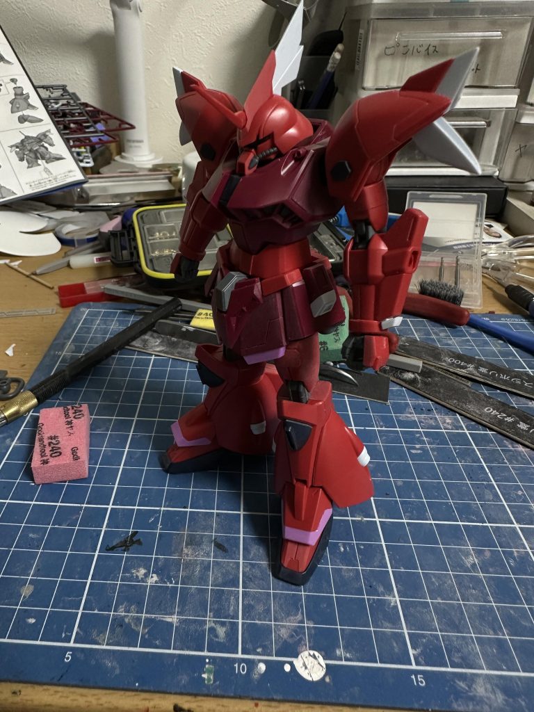 本体のゲート処理、ある程度の面処理が終わった状態。ここまでで6時間50分。正直少し遅いです。思っていたよりもパーツ点数が多く、面出しを覚えてしまったことで気になるパーツが増えたので時間がかかりました。