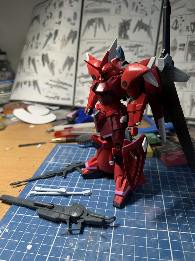 バックパック、武器も終えて。薙刀が一体成型なのはすごいんですがその分パーティングラインがそこそこえぐいところに来るので少し大変でした。ライフル系は全て段落ちにしています。バックパックもパーツ点数が多く、ここまでで9時間18分。