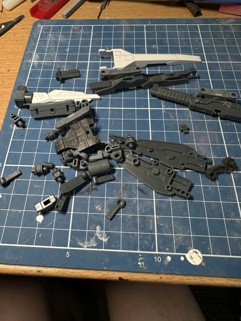 追加パーツ一式。出走前に使いたい大型キャノンはある程度見繕っていたので、一番似合うものをチョイス。ちなみに候補はMGフリーダムのバラエーナかレールガン、スローネアインのメガランチャーもありました、メガランチャーは合わせ目けしをやる時間がなかったので見送りました。ここまでで10時間41分。