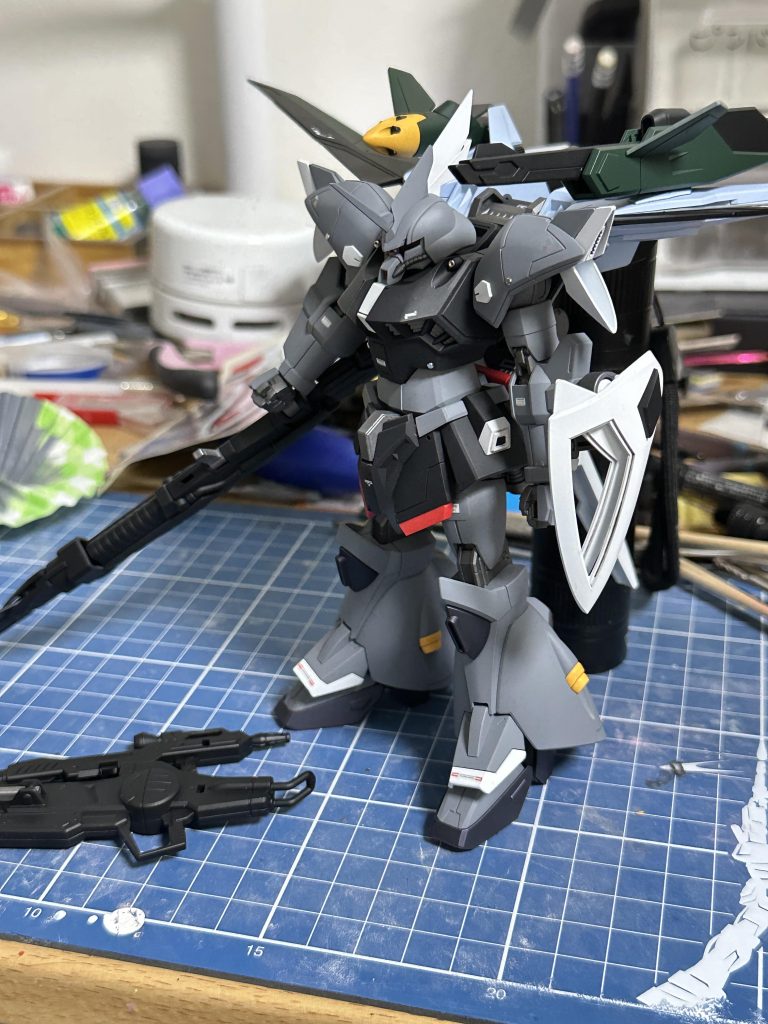 そして塗装完了ちょこちょことデカールを貼って、艶消しフィニッシュ。ウイングやらスラスターやらマスキングが多く、バックパックも結構色使ったのでかなり時間かかりました。塗装が終わった時点で20時間、乾燥と仕上げやらなんやらが終わったのが24時間35分33秒でした。