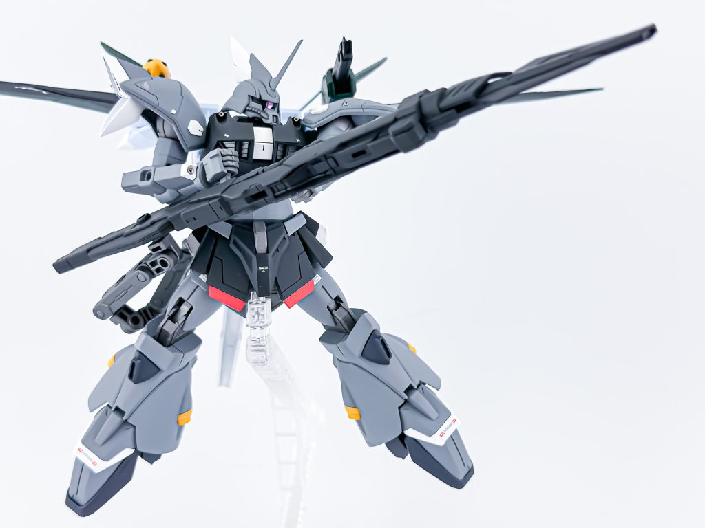 大型サイズですがグリップが稼働するのでかなりスムーズに持たせることができます。オルトロスを意識したので片側のアームに接続したのですが、分割できる武器なのでバスター意識して両側からアーム伸ばしても面白かったかなと思います。