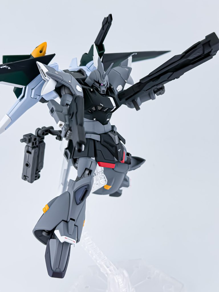 大型ライフルは元ギミックをそのままにしたので分割も可能。肩と胴体とふくらはぎにはメタルパーツを使用しています。今回はほとんどの色をフィーリングで調色したのでカラーレシピがないのですが、本体のグレーはガイアのNAZCAメカサフライトのままになっています。なかなかいい色。