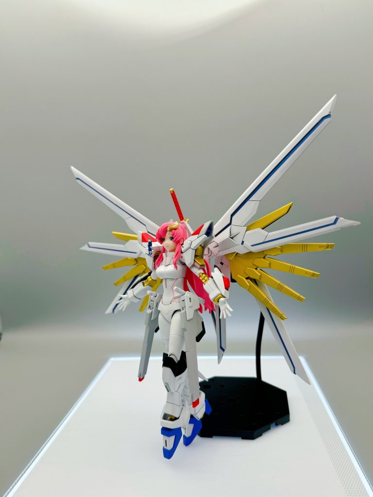 横からのショット意識したのは髪はおろしたままプラウドディフェンダーをつけるようにした点でしょうか。髪に穴を空けて真鍮線で固定しています。