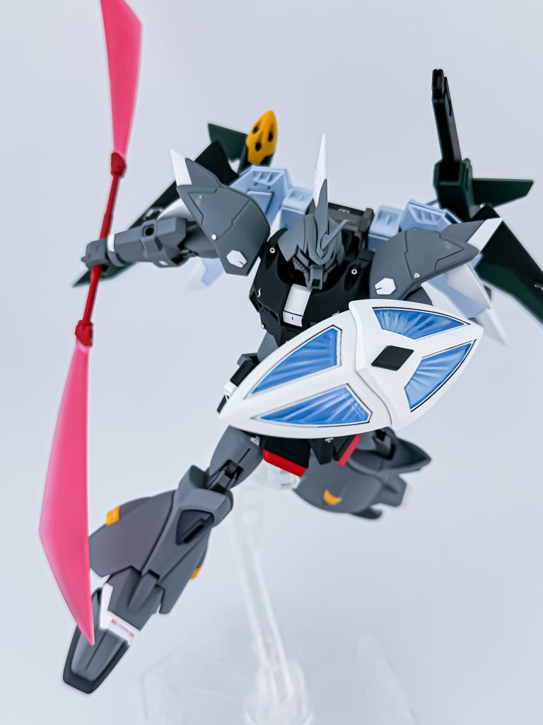 薙刀のグリップはアクセントに赤で塗ってみました。ファーストのゲルググっぽく黄色にするか迷ったのですが結構満足です。