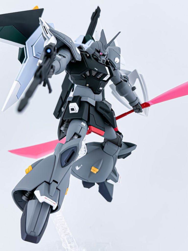 もちろん通常の姿にもできます。モノアイは付属シールにクリアレジンをチョンと乗せたものを使用しました。