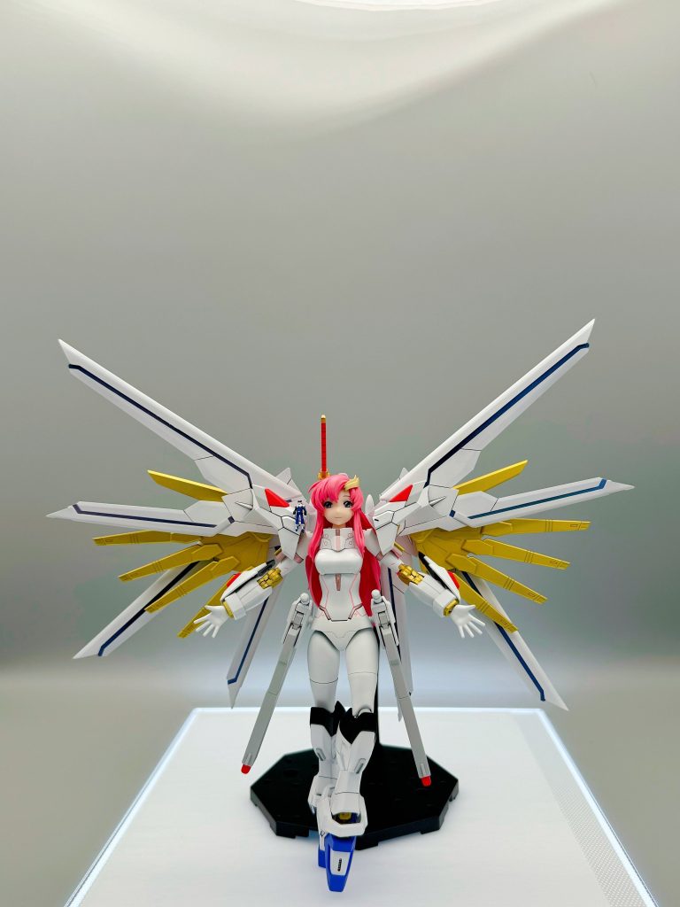 顔はラクスクライン(以下ラクス)、ボディーと腕の一部はモビルドールメイ、手のひらと足の一部はモビルドールサラをその他はマイフリで製作しました。ボディーカラーは劇中のラクスを意識して塗装しました。プラウドディフェンダーのピンク部分はあえてキラを意識して青にしてます…嘘です、ほんとは間違えて青になっただけです。劇中ではマイフリの左側にラクスがいたので本作は右側にキラを配置してみました。キラはwaveの1/144キャラをそれっぽく塗ってみました。キラはファレフォで筆塗しています。