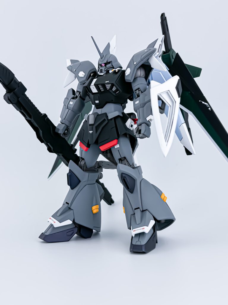 フロントビューディアッカがもしもコンパスに出向していたらという妄想で制作。ディアッカ専用ザクファントムの配色を参考に塗装。本体はカラバリですがガナザクのオルトロスの改良型という設定で大型ビーム砲を追加。バスターのような援護射撃をメインに行う形にしています。SEEDFREEDOM劇中でディアッカが「ザクの操縦系は使いやすい」と言っていたのでゲルググも喜んで乗ってくれるんじゃないかと思いました。