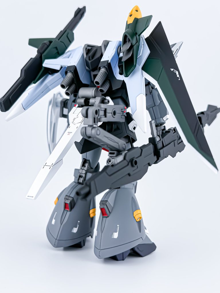リアビューウイングやスラスター内部もマスキングして塗装。ビーム砲はライトニングブラックウォーリアのロングメガランチャーを軸に、先端はMGフリーダム2.0のバラエーナ先端を使用してます。追加エネルギーユニットとしてフラウロスの腰パーツを、アームはバトルアームアームズのものを利用してます。