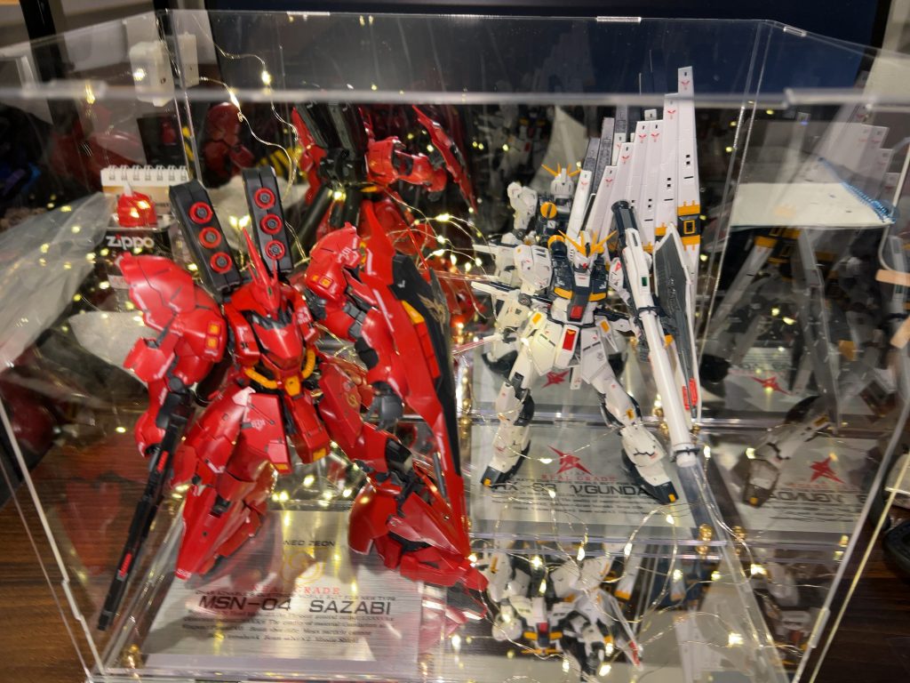 せっかくだし、と電飾ミラー付きのケース買ってきて豪華に飾る事にした妙。