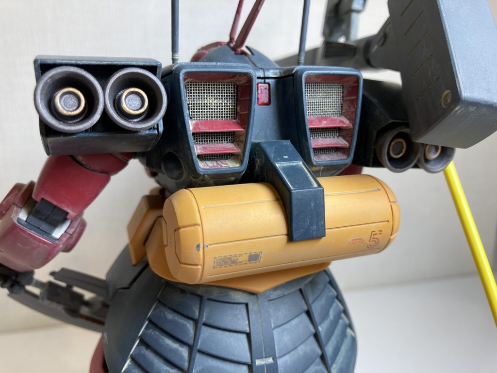 また背部の排気口？にはホームセンターで買った金属のメッシュを挟み込みました。昔懐かしい昇降用ハシゴでも付けようかと思いましたが、面倒になってやめました。