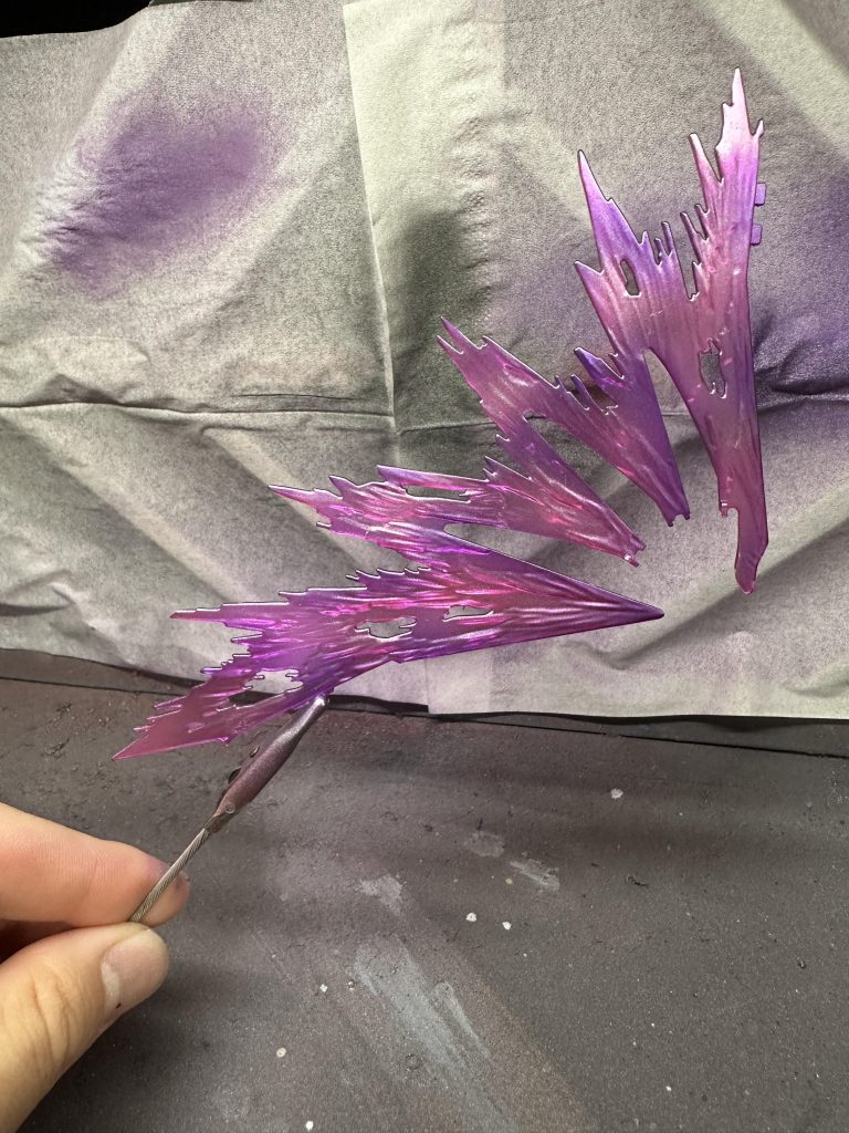 光の翼。こっちは白背景用。クリアパープルを多めに使っています。