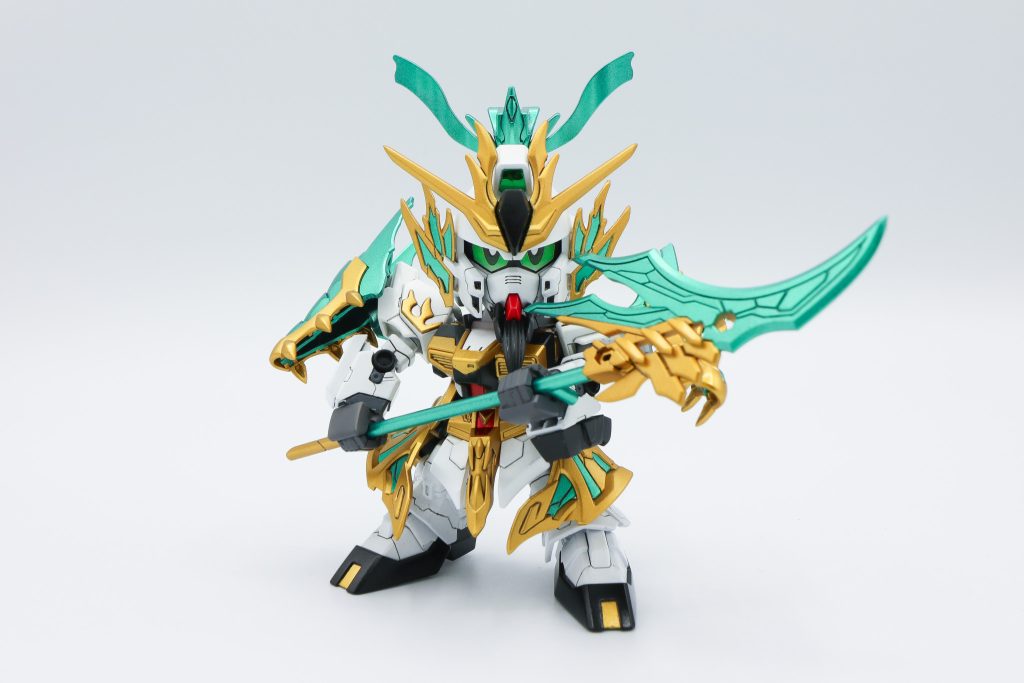 青龍偃月刀も両手で持てるようにプラ棒で延長しました。