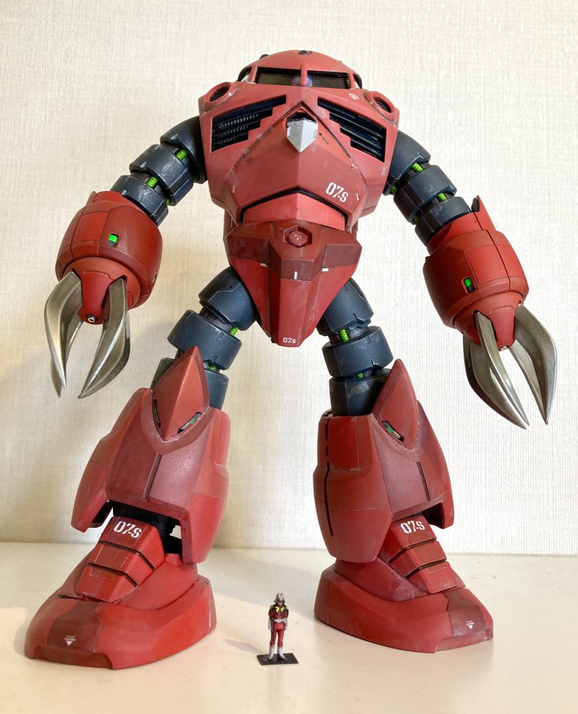 無改造で作りました。腕、脚、バックパックにスジ彫りしてパネルラインを追加、複数の赤色で塗り分けました。本体部分は水の抵抗を減らすために一体設計されている想定で、スジ彫りも追加せず、ピンクは1色だけで塗装しました。