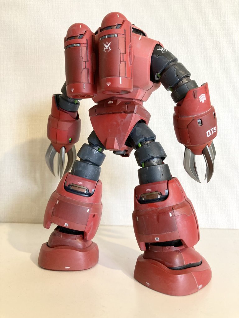 デカールは控えめに抑えました。νガンダムver.ka付属のホイルシールの余白部分を四角く切り出して、所々のモールド内に貼りました。シルバーや緑色のセンサーっぽく見えませんか?