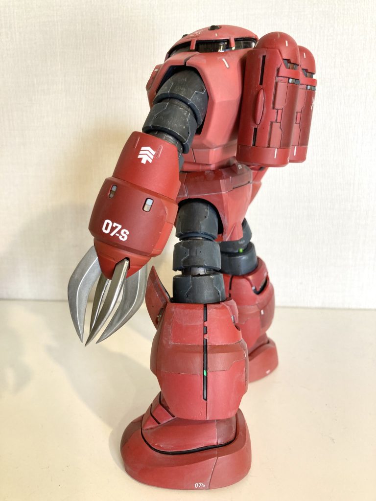 4本爪はのみ艶ありで仕上げています。シルバーを塗装した後に、スモークグレーを上塗りしています。