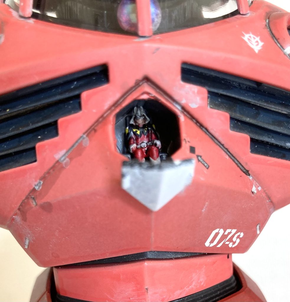 コクピット内のシャアさんも頑張って塗装しました。以前は付属フィギュアはスルーしていましたが、遠目には塗装のアラは気にならないですし、MSの大きさを表現するのに効果的なので、最近は塗装するようにしています。老眼には厳しいですけど。