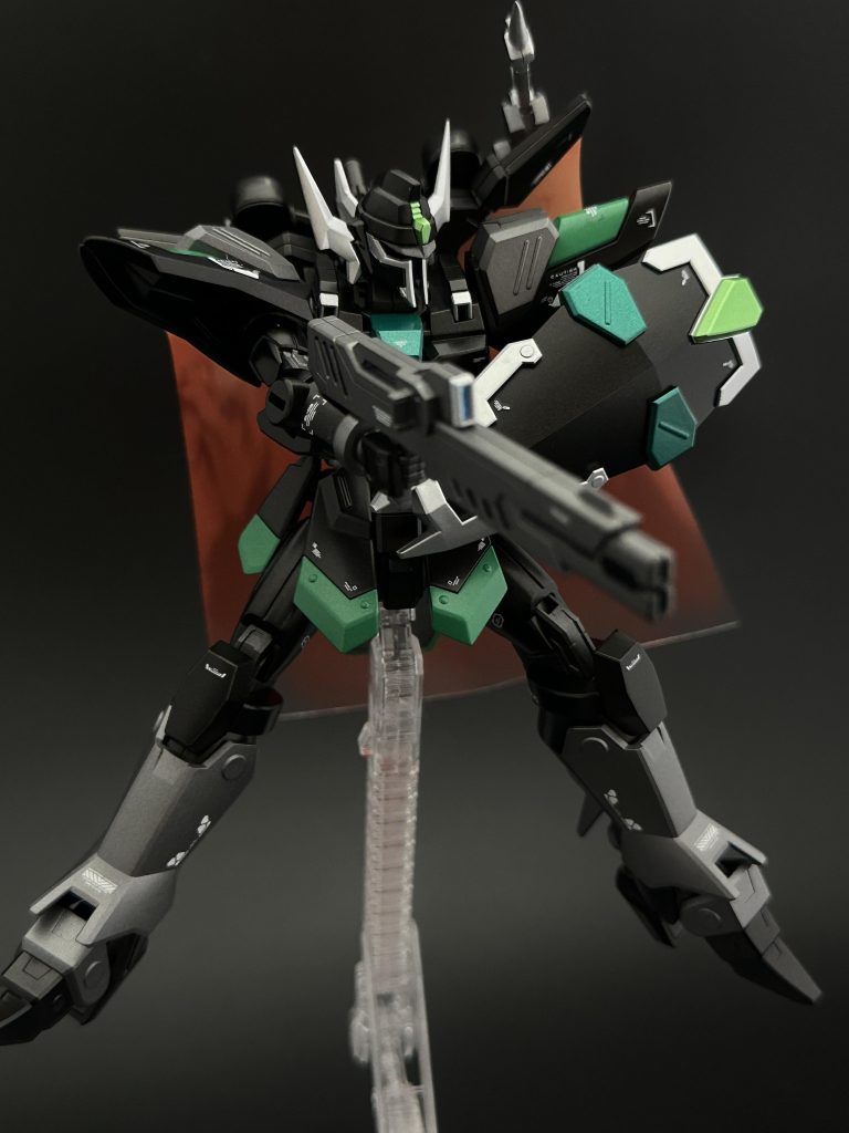 手首のスパイクはデザイナーの方には大変申し訳ないのですがダサいし何のためについているのかわからないしライフルを構えると干渉するので削り取りました。アンテナは削ってシャープ化しています。薄くするとより見栄えが良くなったかもしれませんね。