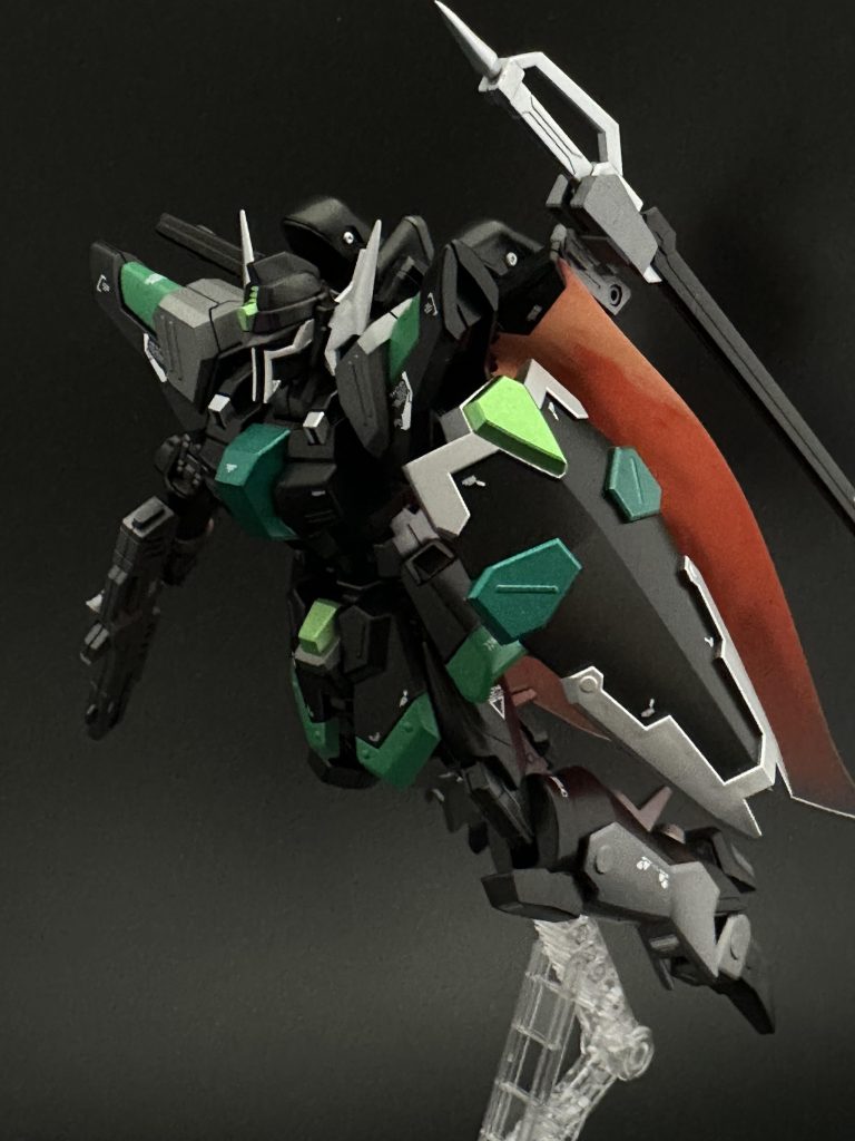 今回はメタリック仕上げにするにあたってホワイトグレー→シルバー（ガイアEXシルバー）グレー→ガンメタ（ガイアガンメタサフ）肩、腰などグリーン→ガイアオーラグリーン額などグリーン→クレオスGXメタルイエローグリーン胸部などグリーン→GXメタルグリーン＋GXクリアピーコックグリーンに変更しています。黒はガイアEXブラックに少しEXシルバーの粒子を足してメタリックブラックにしています。