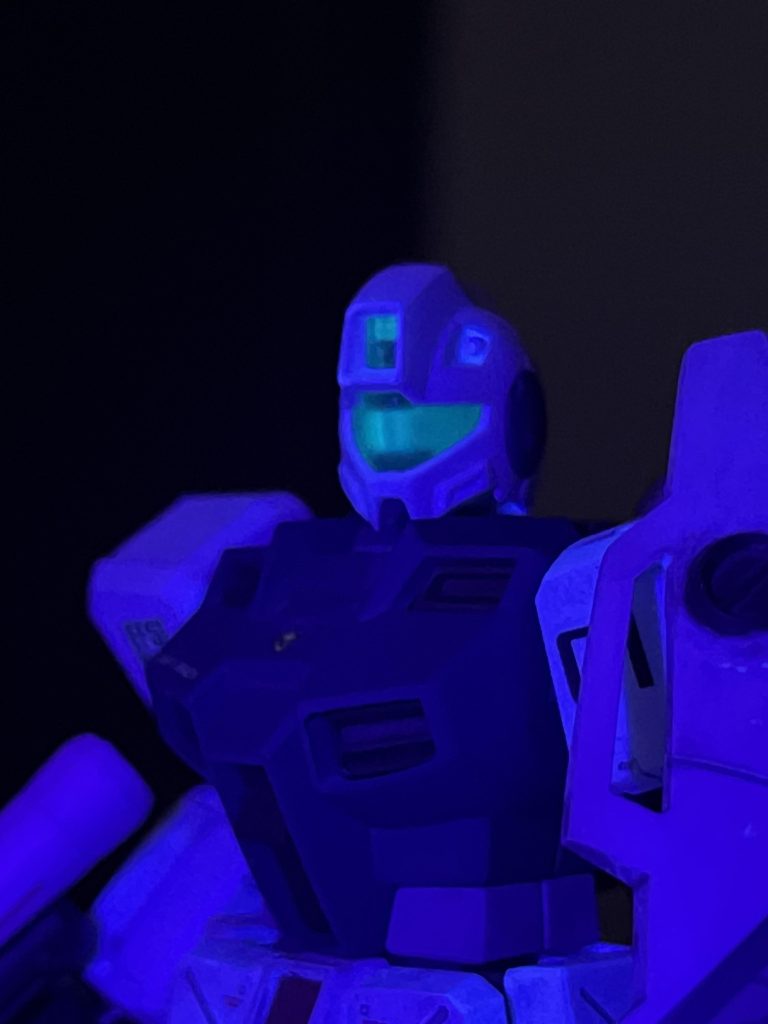 蛍光塗料で光らせました。