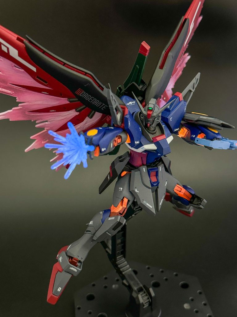 パルマフィオキーナやアロンダイトのエフェクトもブラックライトに反応します。光の翼は塗装しているので強くは反応しませんね。蛍光塗料使ってこういう撮影したいけど全部紫色になっちゃうんだよなぁ...とお悩みの方は波長が365nmのものを使うと青白い光になって、ほかの照明でカバーすることでほとんど目立たなくなるので是非。2~3000円で購入できますよ。