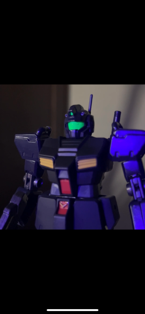 バイザー裏にシルバー入れてグリーンの蛍光塗料を塗っています。