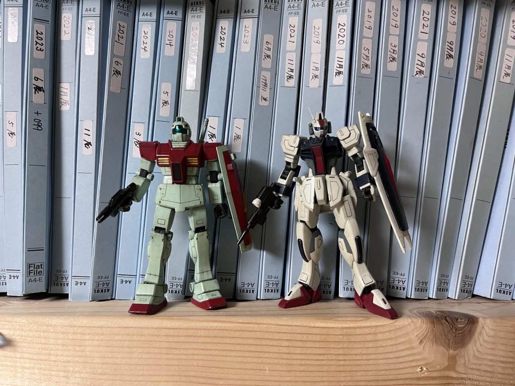 カンナがけと、筋彫りして、筆で全塗装しました。顔面のクリアパーツをマスキングゲルでマスキングしてみました。めっちゃキレイに剥がせました。ちょっとクセになっちゃうかもです。