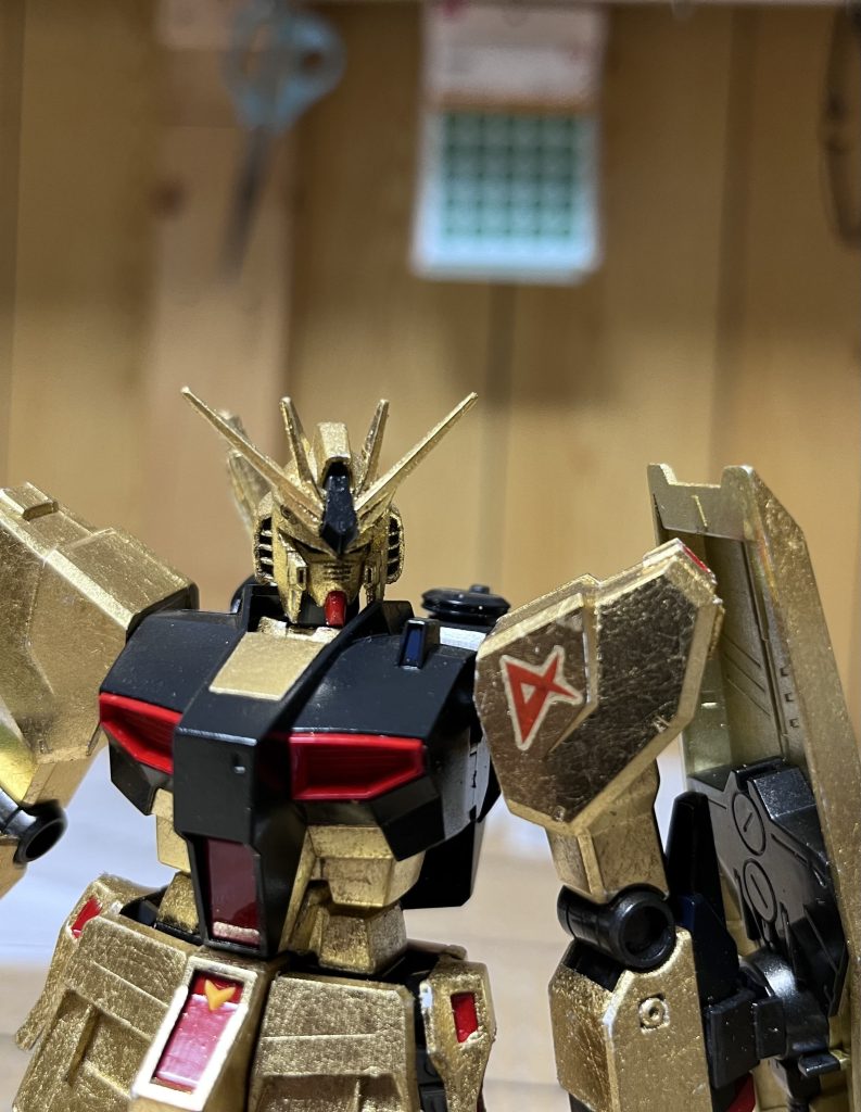 上手な人が貼ったら、塗装とは格段の違いを見せれるはずですが、アタシが貼るとモサモサになります。ノリを洋ノリから和ノリに変えたりしましたが、汚いものは汚いという結果になりました。