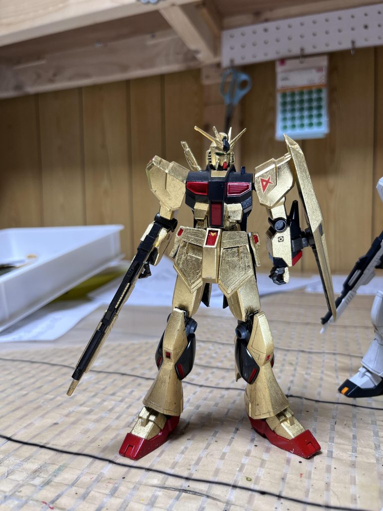 光を当てると、上品かつ華やかな輝きを放つはずですが、アタシの汚さが目立つだけです。まぁ、アタシの裸眼の視力で、遠目から見たら、まぁまぁキレイに見えなくもないです。金色が映えるように、藍色と朱色でまとめてみたのは正解だったと思うんですが...純金箔を使って、竹製のピンセットと専用のハケなんかも買って、洋ノリと膠も買って....アタシ泣きたいです。