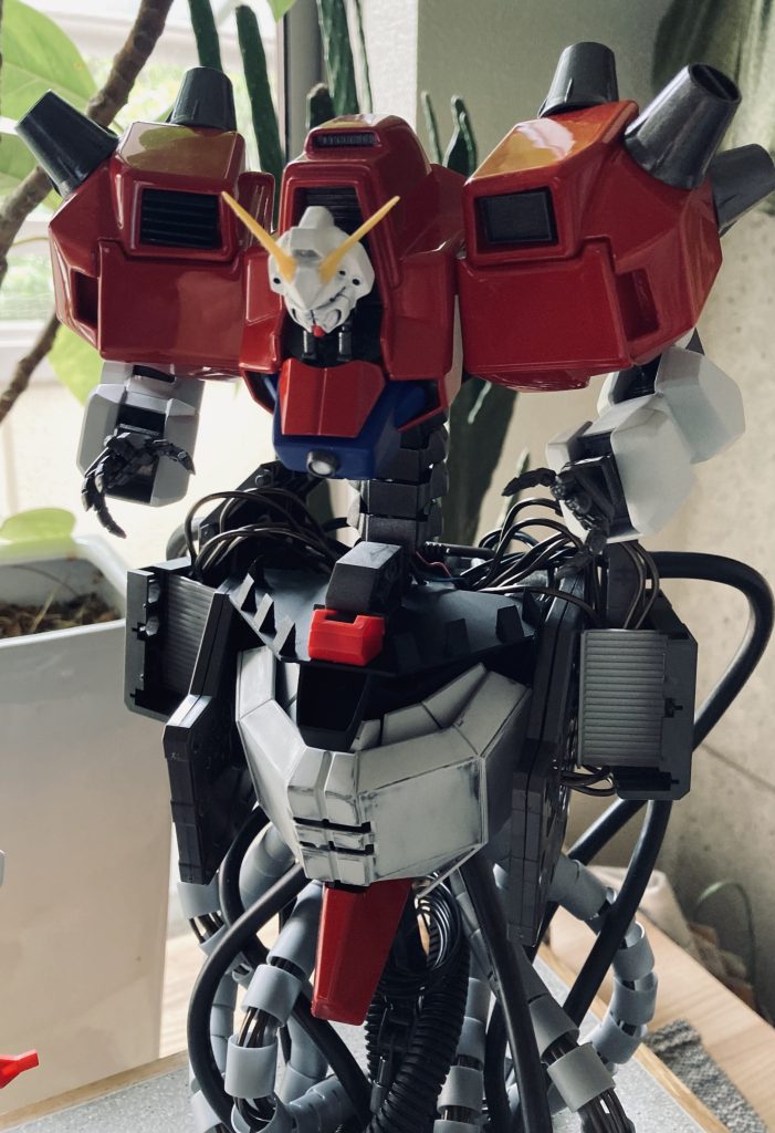 上体アップアンテナはMGシャイニングのものを削って接着してたのですが、ポロポロ取れるので後にディテールアップキットのものに切り替えました。。