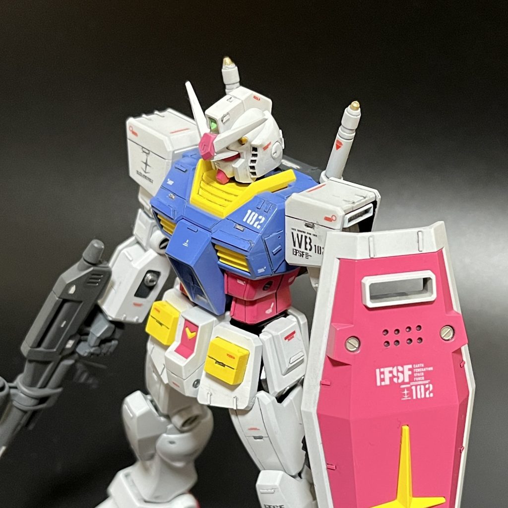 上方向から。胸部のプラ板を左右非対称にしてみました。