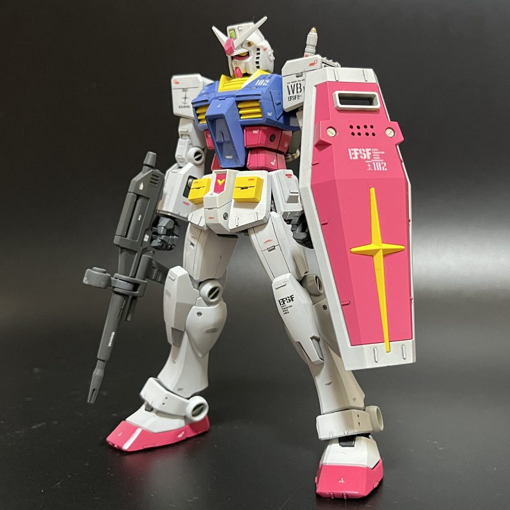 前面。シールドはブチ穴を開けたりプラ板やメタルディテールを盛ったりしてみました。後述しますが、シールドには基部にスライド機構とスイング機構を設け、フレキシブルな動きが可能になっています。ここ最近、流し込みタイプのセメントの存在を知ったので、プラ板を貼り付けたときにプラが溶けずにカッチリとしたディテールになってくれました。