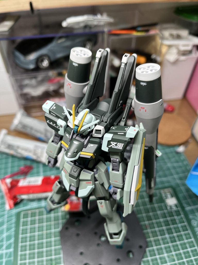 今回は家にある塗料だけで調色し完成させました！プレミアムバンダイの画像だけを頼りに感覚だけで調色していきました。（色のセンスのない）自分でもびっくりするくらいいい感じに調色ができたのでクソ暑い中、テンション高く塗装ができましたｗ（2024/8現在、塗装部屋にエアコンがないので30℃オーバーの室内で汗だくになりながらの塗装は辛い、、）●使用塗料　（一応メモとして残しておきますが、感覚で混ぜたので再現不可ですｗ）本体（薄緑1）：Mr.カラー　C129 濃緑色 (中島系)　+　ネイビーブルー　+ﾆｭｰﾄﾗﾙｸﾞﾚｰⅡ　適当に調色本体（薄緑2）：Mr.カラー　C129 濃緑色 (中島系)　+　ネイビーブルー　+ﾆｭｰﾄﾗﾙｸﾞﾚｰⅡ　適当に調色本体（濃緑）：Mr.カラーC129 濃緑色 (中島系)　+　ネイビーブルー本体（黄色）：キャラクターイエロー+ﾆｭｰﾄﾗﾙｸﾞﾚｰⅡ　適当に調色本体（ブルー）：Mr.カラーC391ターコイズグリーン+キャラクターブルー+C129 濃緑色 (中島系)　適当に調色武装（白）：ガイヤカラー　ニュートラルグレーⅡ関節・武器：メカサフヘヴィートップコート：Mr.カラー　スーパースムースクリア（つや消し） 