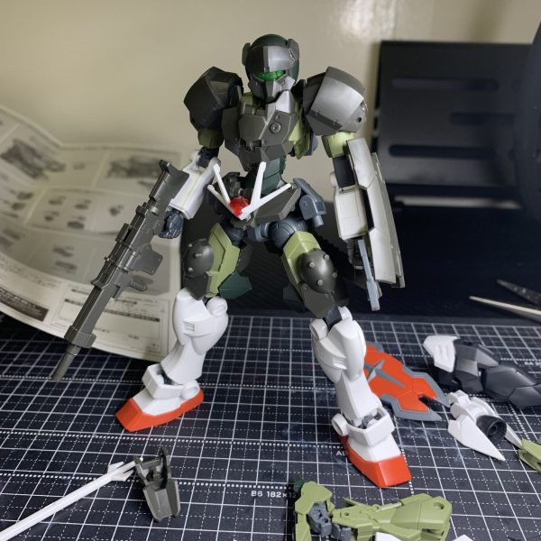 30MM 1/144 スピナティオと、EG 1/144 ラーガンダムのミキシングです。メインがまだスピナティオなので、GUNSTAに投稿していいか迷ったのですが、一様ジムの派生と言う設定で😅細かな調整はまた出張戻り(年末)にします🙇（1枚目）